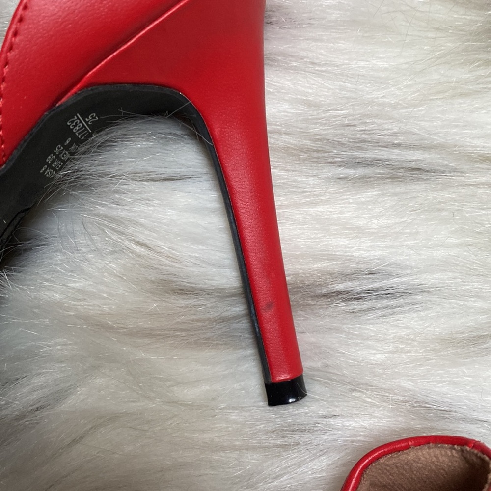 Christian Siriano red heels size 8 - Picture 9 of 16